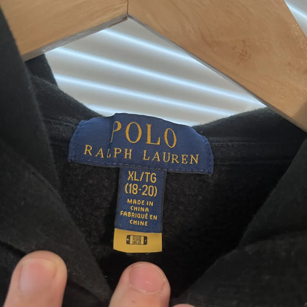Svart Ralph Lauren hoodie  Fint skick, storlek XL ungdom 18-20 ( som en S eller XS i herr) Kan fraktas  Nypris: 1799kr Mitt pris: 500 (diskuterbart vid snabb affär). Hoodies.