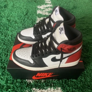 Air jordan 1 retro high OG black toe (2016) - Size US 9,5 = EU 43. Condition 9/10. All original.