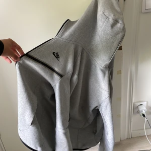 Nike tech fleece - Nike tech fleece i stl xs. Använd ett fåtal gånger men inga hål.