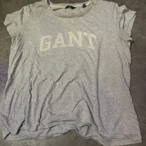 Grå gant T-shirt  - Säljer denna T-shirt för ja ej använder den längre. Bra skick 