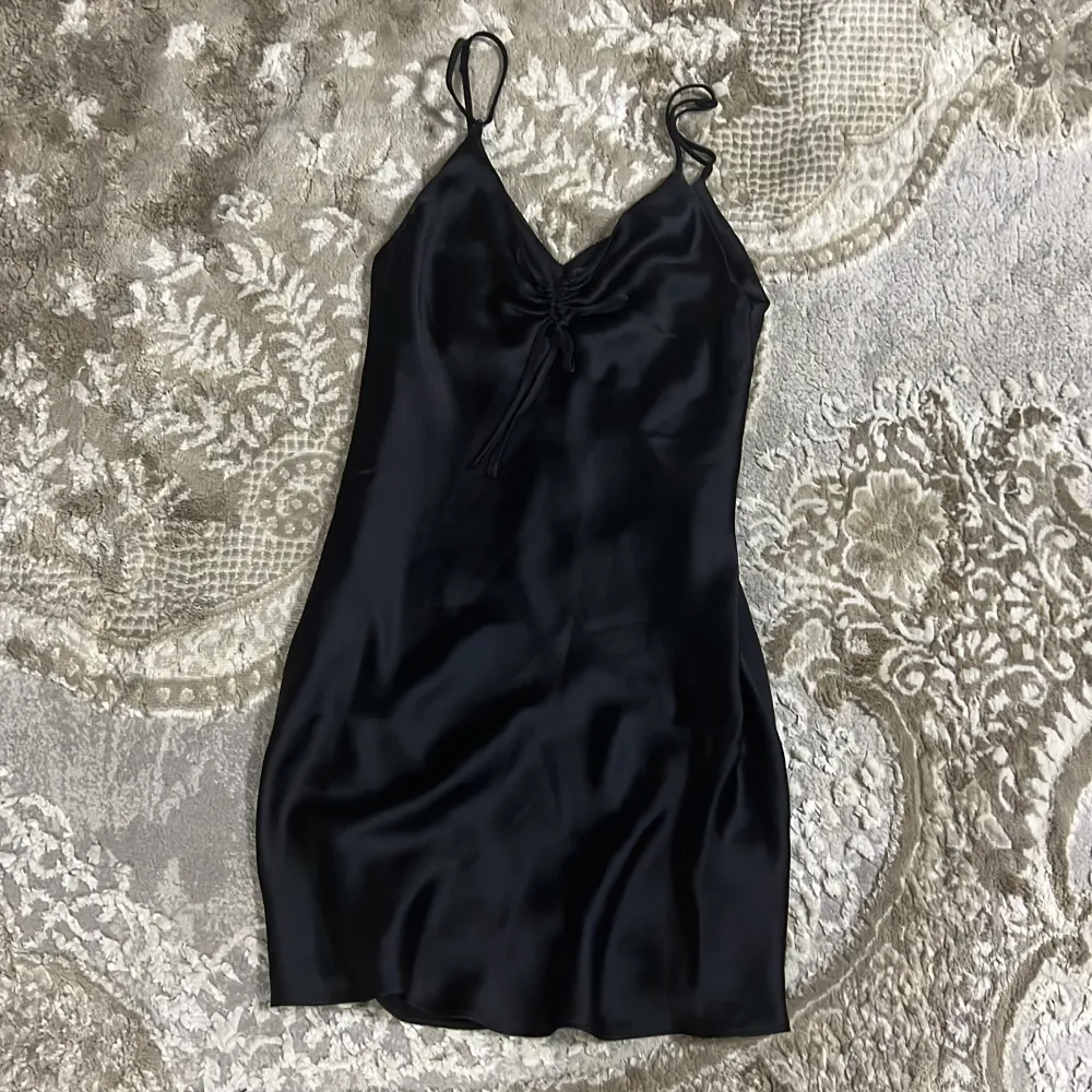 Jätte fin silkes klänning ifrån bikbok och är bara använd 1 gång till en bröllop och är i storleken S❤️. Klänningar.