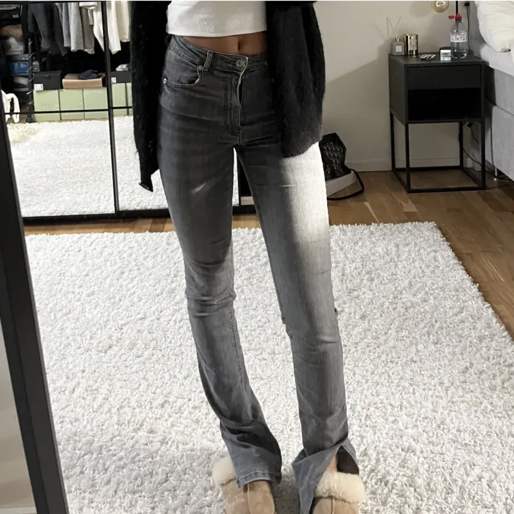 Super fina gråa jeans från zara, använd några gånger, har klippt av ca 2 cm längst ner för att de var för långa på mig som är 162❤️ (lånade bilder). Jeans & Byxor.
