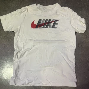 Nike T-shirt  - Säljer denna tröja för ja ej använder den längre. Bra skick 