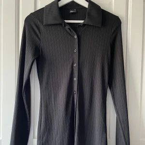 Ribbad blus med knappar, Gina Tricot - Fint skick