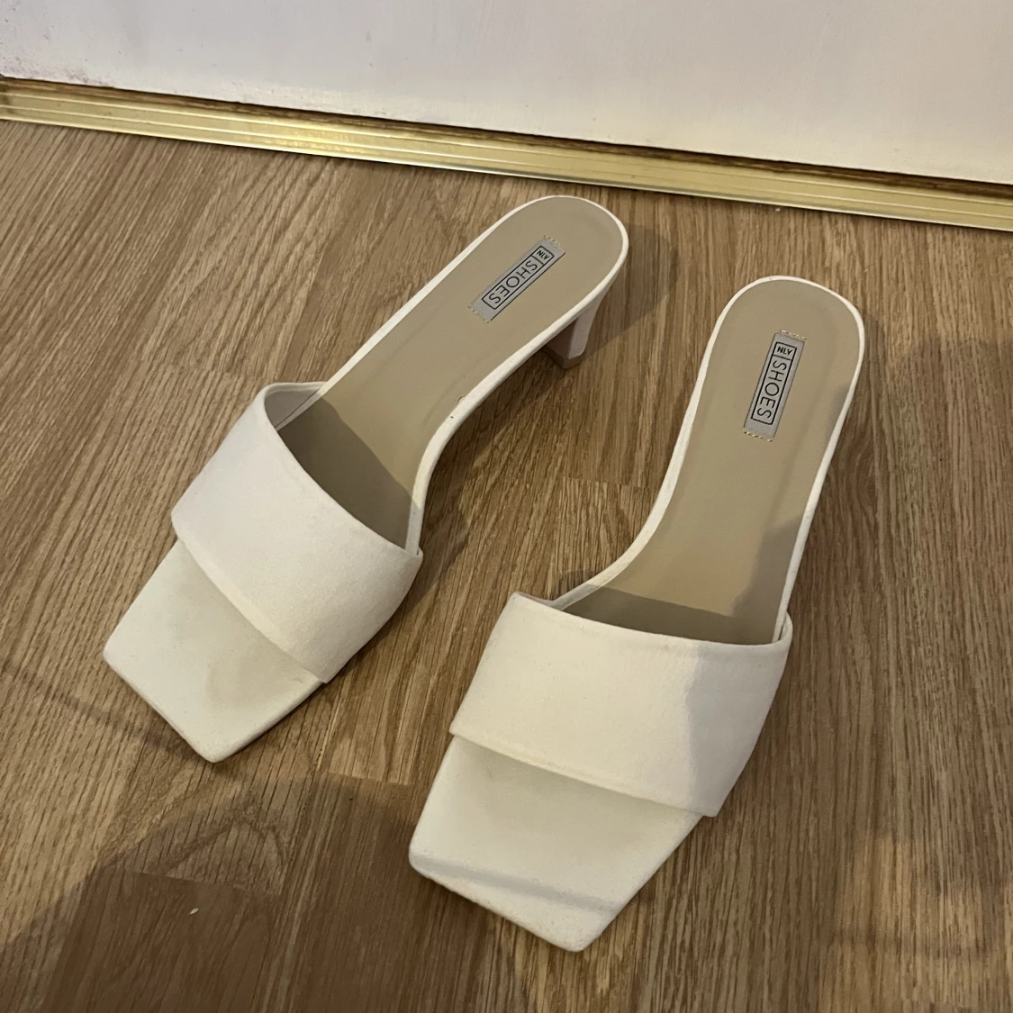 Vita klackskor  - 91