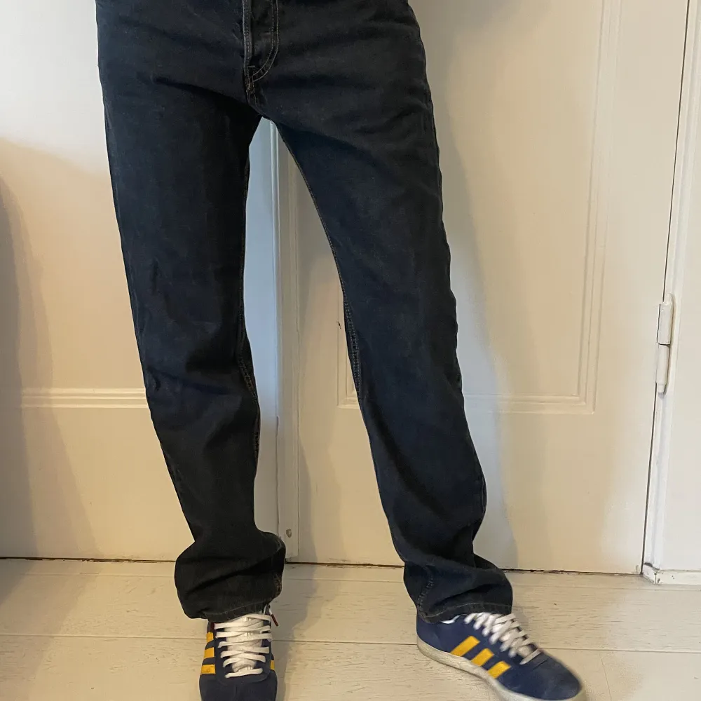 Skit coola vintage jeans👊🏽💙  Dessa lowrise sitter så sjukt bra på i princip alla, . Jeans & Byxor.