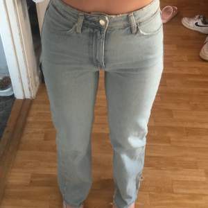Jeans från zara sitter helt otroligt men kommer tyvärr aldrig till användning org.Pris 699kr Köparen står för frakten!