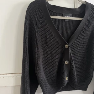 kofta - jättefin kofta från Monki! Säljer då jag inte använder längre! ❣️