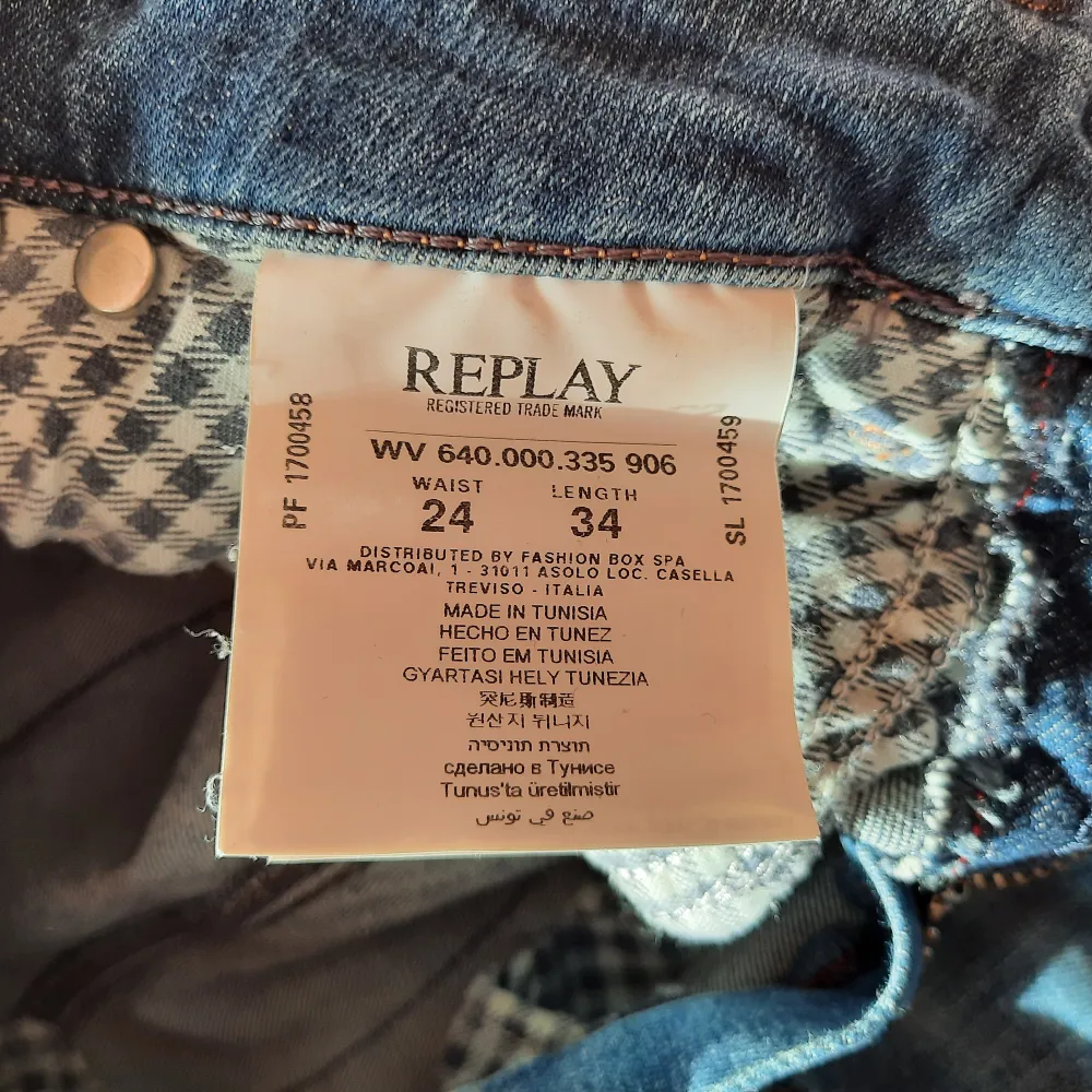 Jeans från Replay, i nyskick. Sliten modell, slim-fit, låg midja. Stretch. 98% bomull, 2% elastan.. Jeans & Byxor.