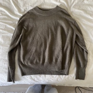 Stickad tröja - Stickad tröja från H&M i stl XL men sitter mer som en L, fina slits vid armarna