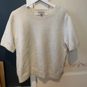 stickad t-shirt  - stickad t-shirt från hm i strl L men passar S -L beroende på hur man vill att den ska sitta 