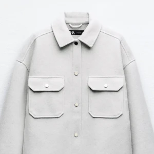 Grå kappa - Grå kappa från zara. Jätte bra  skick, knappt använd. Skriv gärna för fler bilder eller funderingar🤗