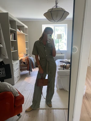 Jumpsuit  - Säljer denna assnygga jumpsuiten från junkyard i stl xs. Såå snygg färg och passform 