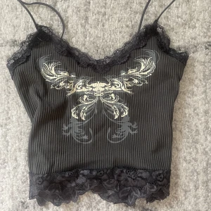 linne med tryck - Spetslinne med graphic detaljer! Knappt använt, använd köp nu <3