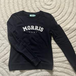 Marinblå Morris sweatshirt. Fint skick då den knappt har använts ☺️
