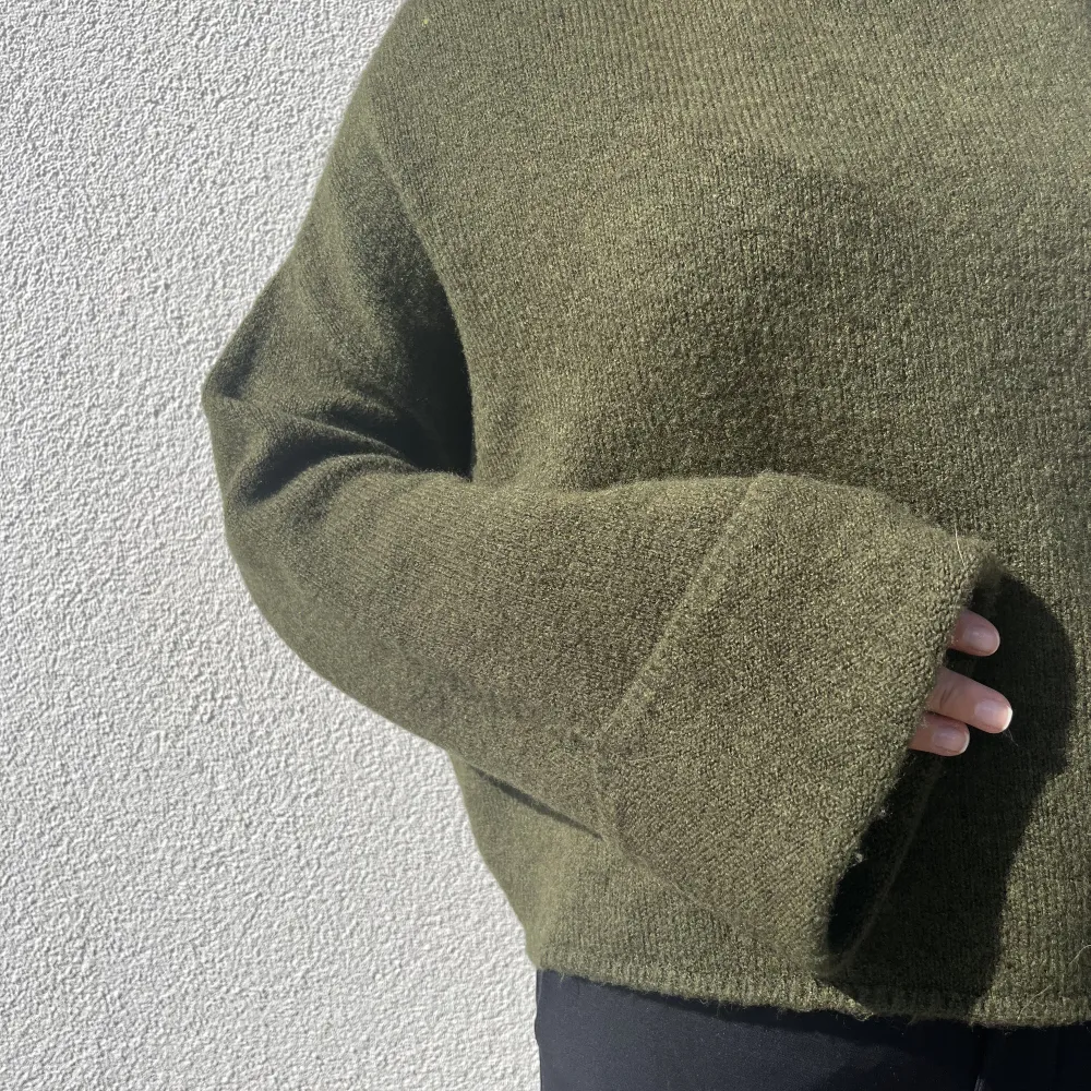 Grön stickad tröja med ballongärmar🫶🏻 använd 1 gång!. Stickat.