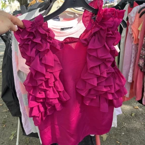 Top  - Söt volang top från Asos. För liten för mig.  xs/s endast provad.