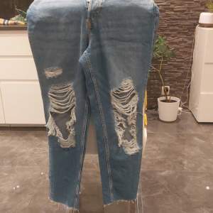 Jeans i blått från H&M i storlek 40. Använd bara 2 gånger.