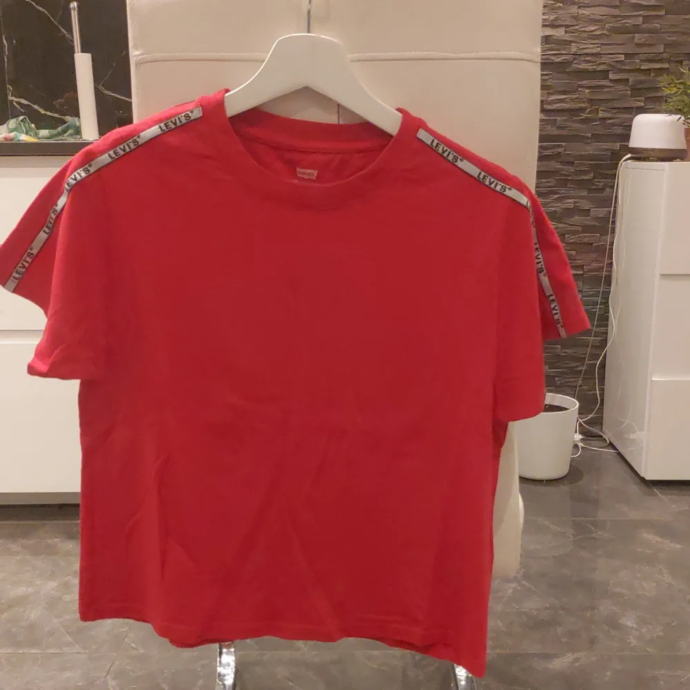 T shirt röd Levi's i storlek xxs. T-shirts.