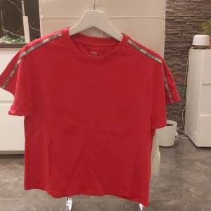 T shirt röd Levi's i storlek xxs