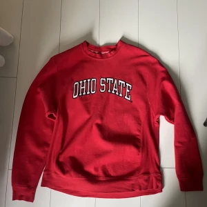 Vintage sweatshirt - Röd vintage sweatshirt. Finns ingen lapp men passar storlek M💕