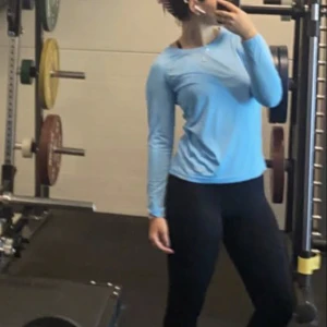 Träningströja - Fin träningströja i storlek s/m. Använd fåtal gånger, bra skick! 