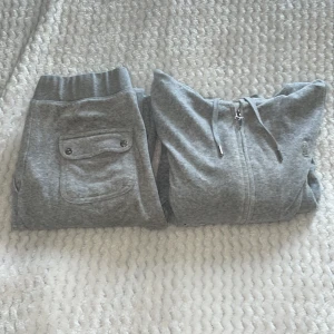 Juicy couture  - Mitt första juicy sett🤩 Dem är använda men okej skick.  Kom privat för mer bilder. Säljs för 800!!!!