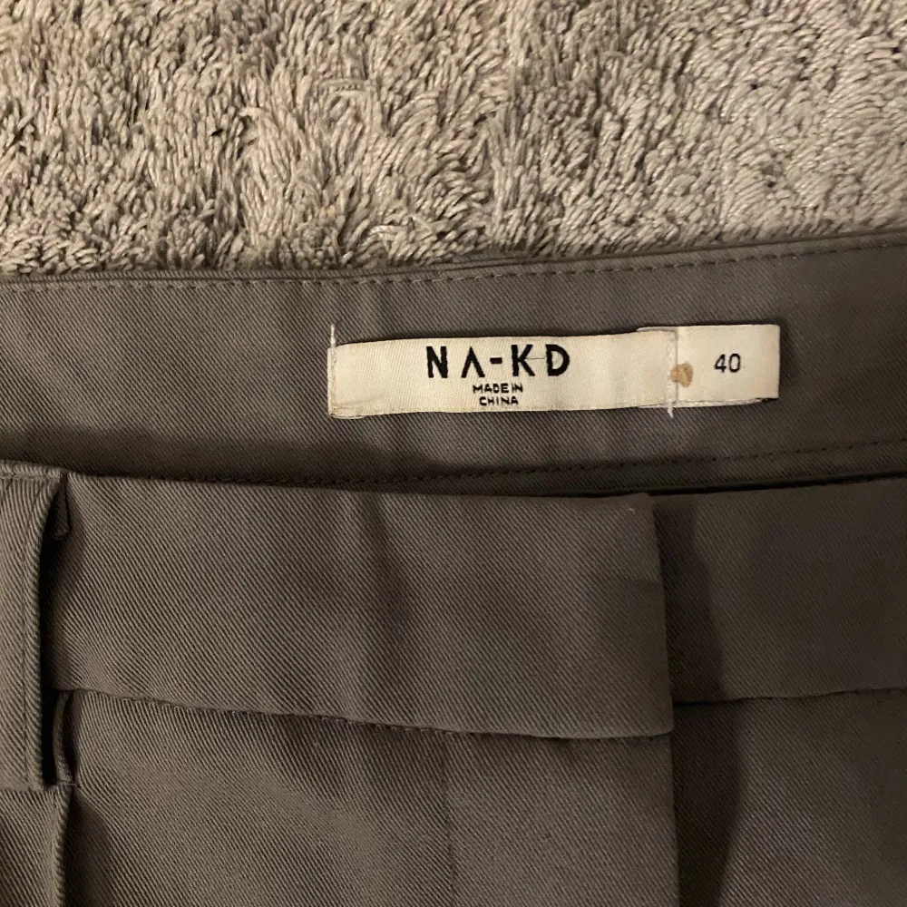 Ett bar gråa kostymbyxor ifrån NA-KD, i storlek 40. Dem är i nyskick och säljer då dem är för stora för mig. . Jeans & Byxor.