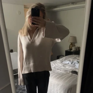Stickad tröja - Beige stickad tröja från WERA, nypris 500kr❤️använd max 5 ggr