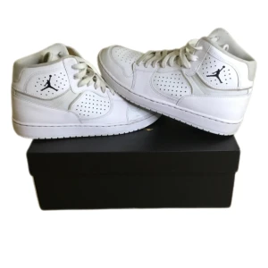 Jordan access white high  - Säljer dessa feta jordans 2k nya så det är bra pris 9/10 skick storlek 42,5 men jag har 41 och passar perfekt