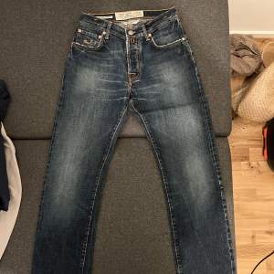 Vi säljer nu dessa Jacob Cohen jeans i bra skick. Storlek 30. Dessa jeans är true to size vilket betyder att om du bär storlek 30 bör dessa passa bra. Dessa jeans är Slim fit.