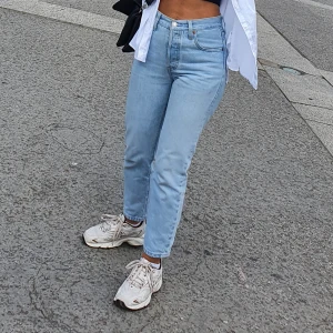 Levi’s 501 crop - Ljusblåa Levi’s jeans, använda fåtal gånger. 