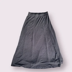 Lång svart kjol - Supermjuk och bekväm kjol som tyvärr inte kommer till användning. Väldigt bra skick.