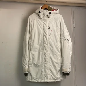 Didriksons parka  - Didriksons parka i stl. 42. Lätt fodrad.   Bra begagnat skick. Inga fläckar, men behöver impregneras. 