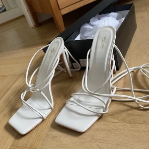 Helt nya klackskor  - Helt nya oanvända vita klackskor med snörning. Jätte fina men jag köpte flera inför balen som sedan inte kom till användning. 