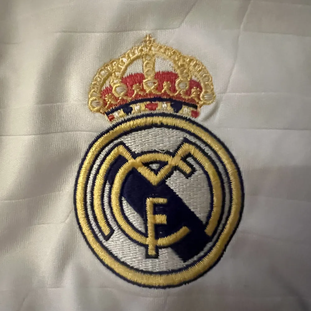 Real Madrid tröja i storlek L. T-shirts.