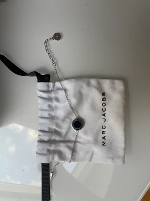 Marc Jacobs armband - Svart Marc Jacobs armband! Väldigt sparsamt använt!  Dustbag medföljer!