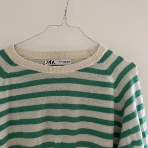 Randig zara tröja  - Grön vit randig zara tröja, Så mjuk!! Inte Kashmir men känns som det!  Lite nopprig men inget som en noppmaskin inte kan lösa