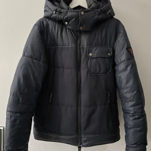 Guess vinterjacka herr  - Guess vinterjacka herr Strl S, funkar även som mindre M