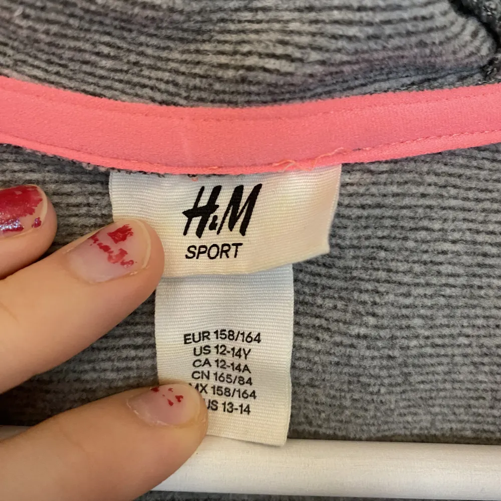 Säljer denna väldigt mjuka och sköna träningströja från H&M i storlek 158/164 men passar även XXS/XS och till och med S om man vill ha den tightare.✨ Enda defekten är en fläck på dragkedjan (har ej försökt ta bort den). Kan tvätta den vid förfrågan!🩷. Hoodies.