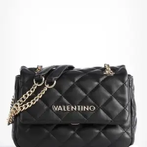 Säljer min Valentino väska då den inte kommit till tillfälle att användas!