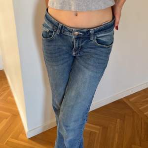 Straight jeans från HM. Lågmidjade, passar dig som är runt 160-169