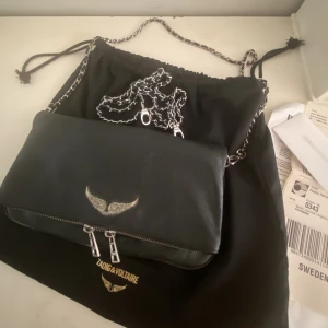 Zadigväska, Utgångspris 900kr🖤 - Min fina Zadigväska till salu då den inte kommer till användning längre! Lite ”missfärgning” på den korta kedjan, se bild 2. Den långa kedjan medkommer (helt oanvänd), likaså dustbagen. Jättefint skick, modellen är den klassiska ”Rock Grained Leather” 💕💕