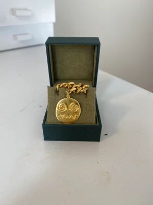 Maria Nilsdotter halsband - Nu säljer jag mitt fina Maria Nilsdotter halsband. Aldrig andvent och har inte några defekter. Värdet är egentligen ca 5000kr men jag säljer det för 3000kr (men det kanske kan prutas.), det går inte att få tag på längre. Kontakta mig om du är intresserad.