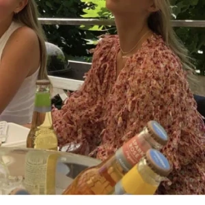 Zara blus - Säljer nu min så fina blus från zara, den är i så bra skick knappt använd💕 dom två första bilderna är lånade! Skriv om ni har några frågor eller vill ha fler bilder💕