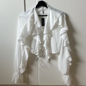 Blus - Blus som man knyter med ett snöre ifram. Aldrig använd, lappen sitter kvar. Storlek M