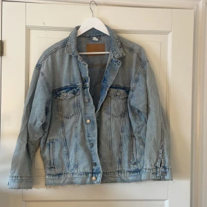 Jeansjacka  - Sitter inte som en xs eftersom att den är oversized
