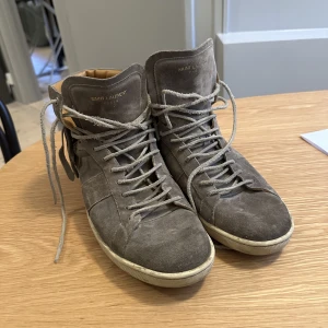 Saint laurent sneakers - Saint Laurent sneackers ok skick men milt använda st 43