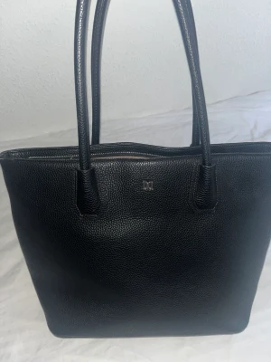 Fin väska  - En rymlig väska som kan även användas till laptop. Använd ett få tal gånger. Mycket fin. 