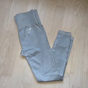 Gymshark leggings - Gymshark Vital Seamless Leggings i färgen ”Light Grey Marl”, använda 1-2 ggr🤍
